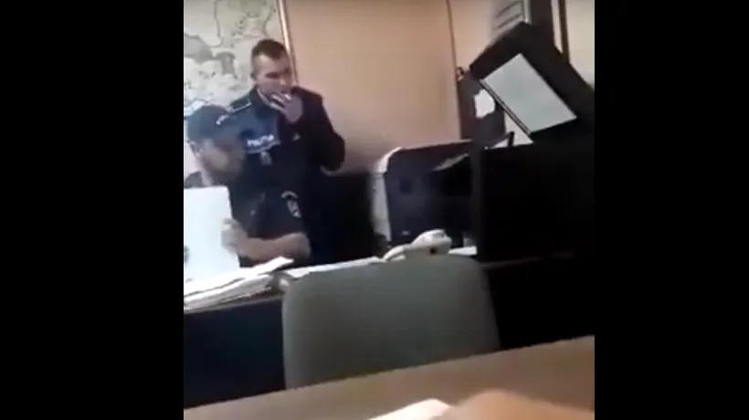 Un polițist a fost filmat în timp ce fuma în incinta postului de poliție din Fărcașa VIDEO