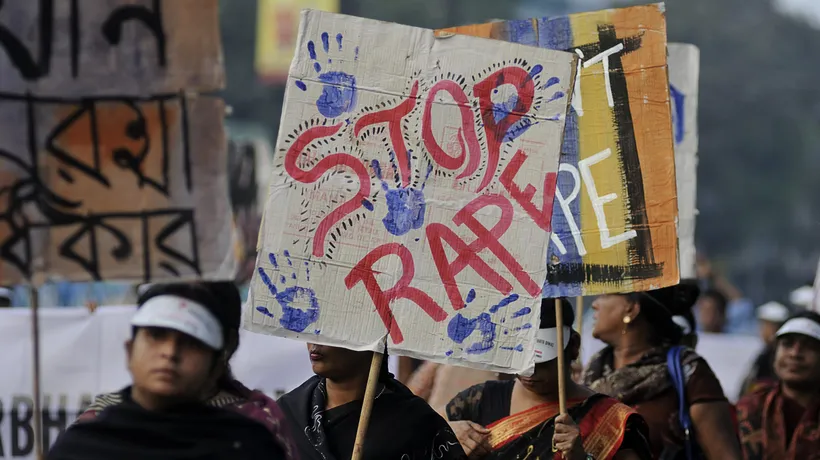 Revoltă în India după ce o tânără a fost violată de patru bărbați și a murit două săptămâni mai târziu