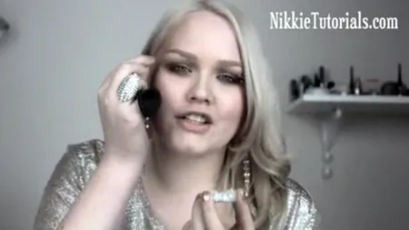 Cum poate deveni un tutorial de make-up o lecție de supraviețuire pentru șoferițe