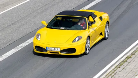 Momentul în care angajatul unui showroom distruge o mașină FERRARI în valoare de jumătate de milion de euro