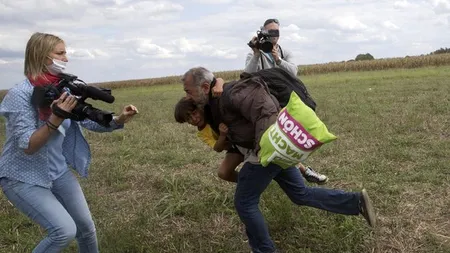 O jurnalistă din Ungaria i-a pus piedică în timp ce fugea cu copilul în brațe. Și în acel moment viața sa s-a schimbat total
