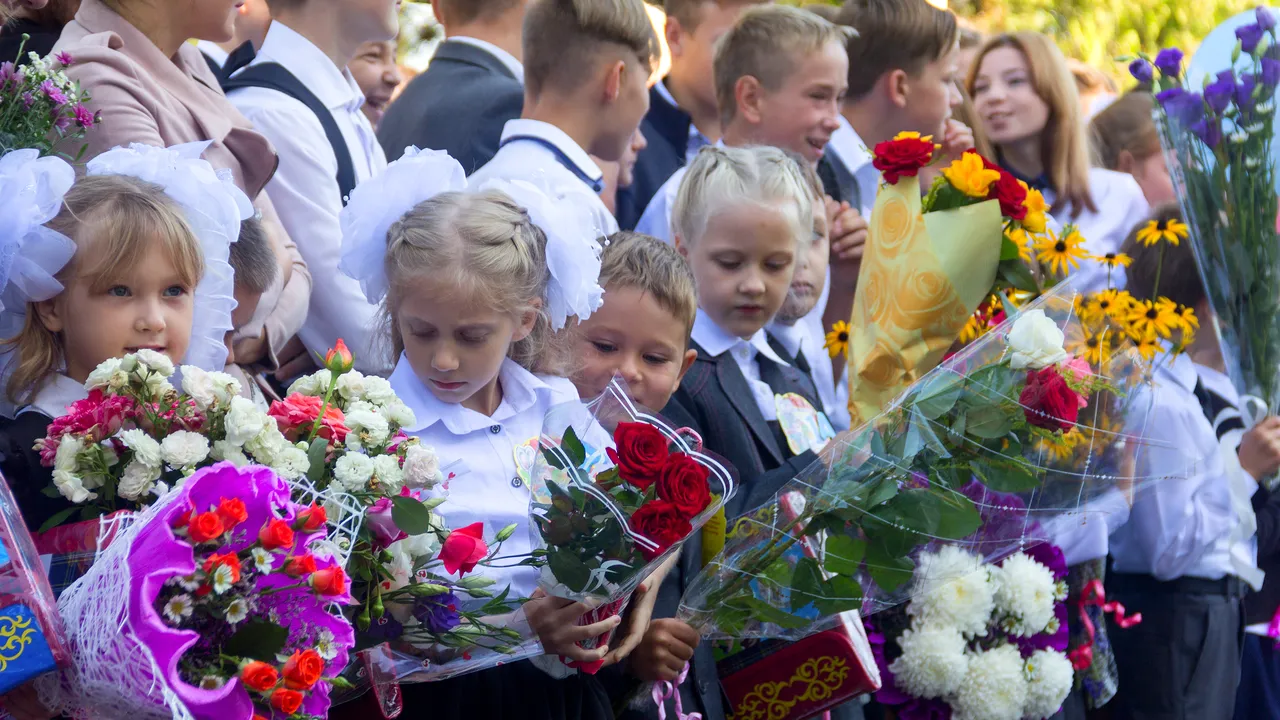 Peste 2,8 milioane elevi și preșcolari încep luni cursurile. Consiliul Elevilor îndeamnă la proteste