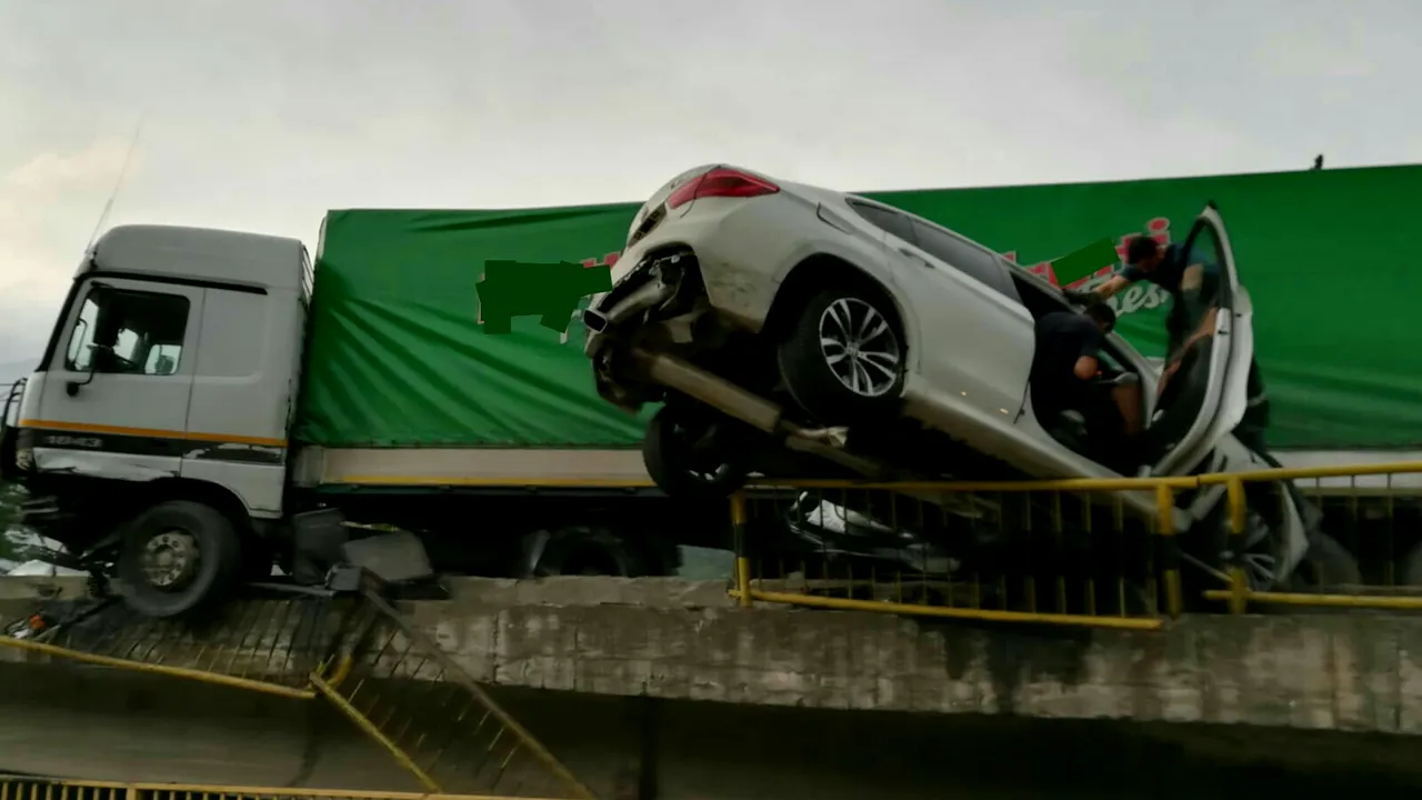 Accident grav pe Valea Oltului între o mașină și un tir. Două persoane rănite