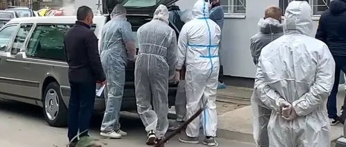 VIDEO EXCLUSIV| Imaginile dezastrului COVID din valul 4. Curtea Spitalului din Craiova, plină de mașini funerare, în timp ce rudele așteaptă să ridice trupurile