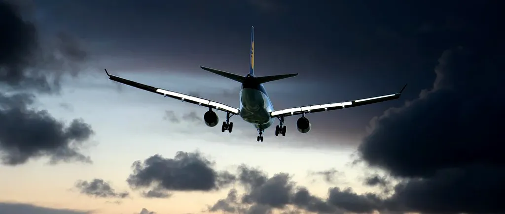 Panică printre pasagerii unui zbor din Cluj-Napoca: Avionul s-a întors pe pistă la 19 minute de la decolare