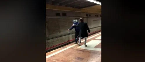 Un tânăr A OPRIT în ultimul moment un bărbat care voia SĂ SE ARUNCE în fața metroului