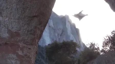 Saritură incredibilă: trece printr-o gaura în stancă cu 250 km/h. VIDEO