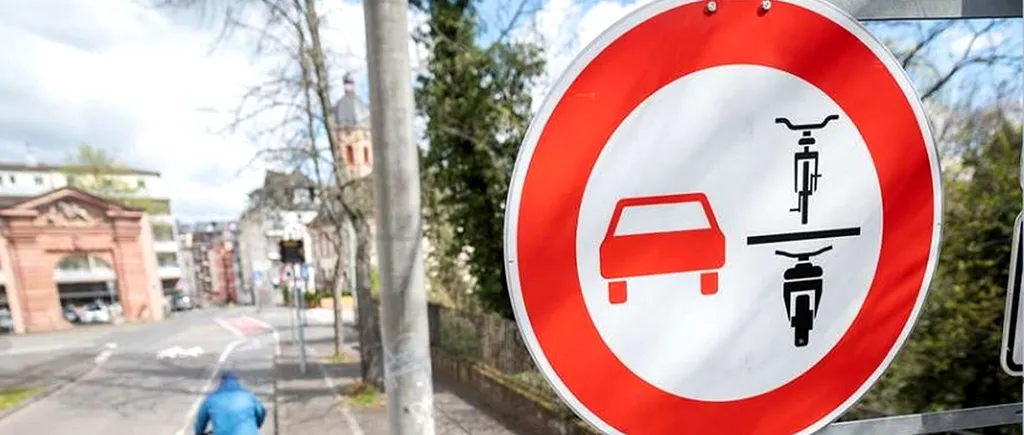 Semnul de circulație din cauza căruia mulți șoferi primesc AMENDĂ. Ce înseamnă acesta, de fapt