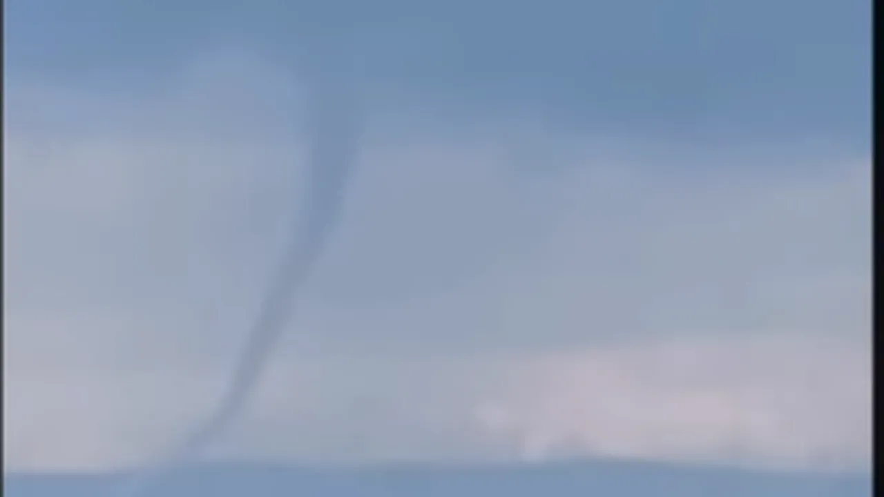 Încă o tornadă în România. Imagini cu fenomenul meteo surprinse într-un județ transilvănean - VIDEO
