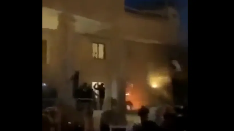 VIDEO | Ambasada Suediei la Bagdad, atacată şi incendiată din cauza arderii Coranului/ Angajaţii sunt în siguranţă, spune Ministerul suedez de Externe