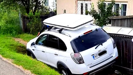 Un preot aflat sub influenţa alcoolului a ajuns cu maşina în şanţ și a plecat de la fața locului. Nu este prima dată cand se urcă beat la volan