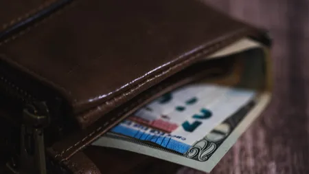 O femeie din județul Satu Mare a găsit un portofel cu 5.700 de lei și l-a băgat în geantă. Ce s-a întâmplat după o lună