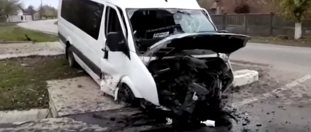 VIDEO | Grav accident în Olt, cu un microbuz care s-a lovit de un cap de pod. În vehicul se aflau 10 pasageri