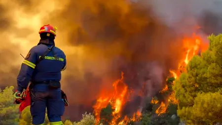 Incendiile de vegetație scapă de sub control în Grecia, Franța și Spania. Mii de oameni evacuați pe uscat și pe mare