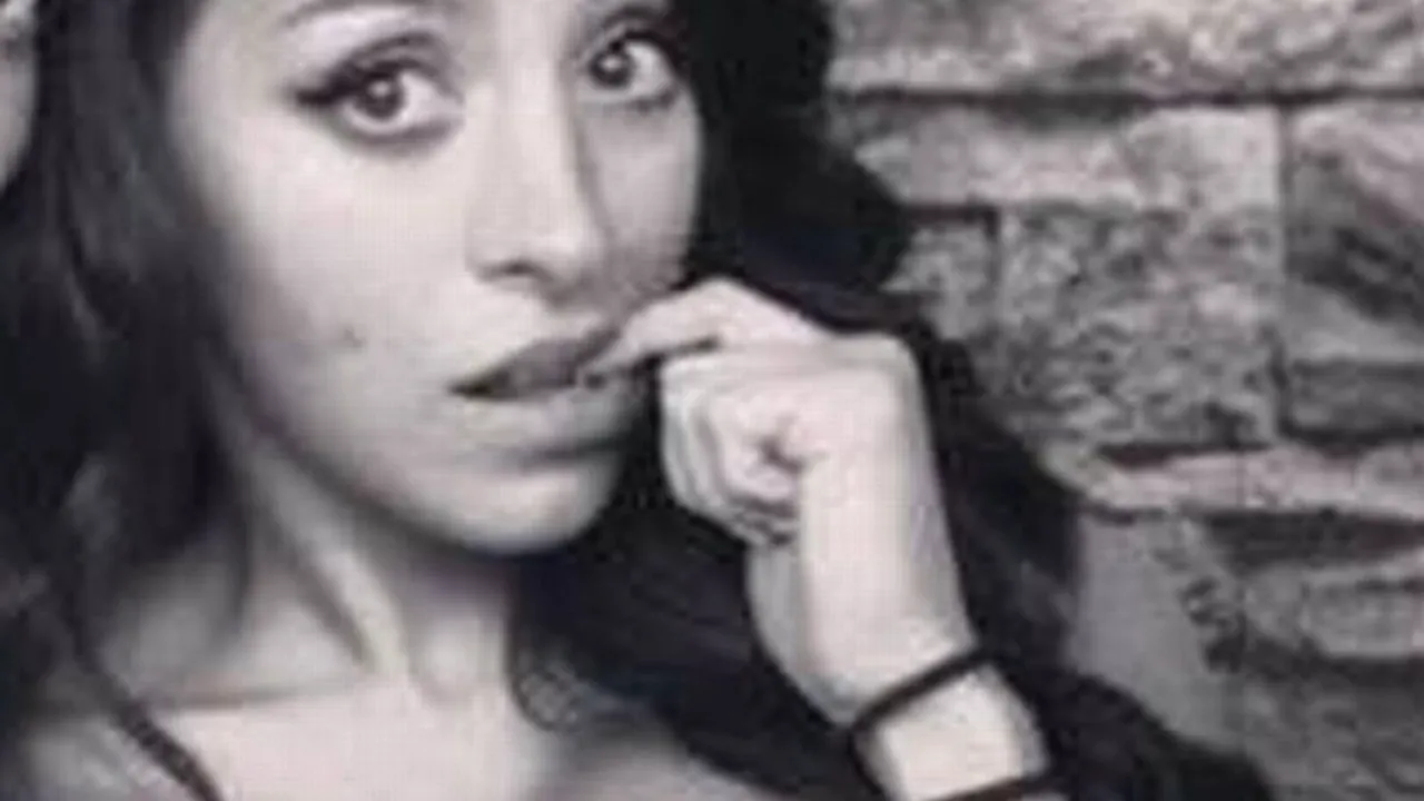 FOTO: Ruby șochează cu o nouă fotografie controversată. Cine îi pune mâna pe sâni