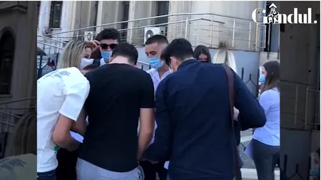 Grupuri de tineri participă la un manifest pentru susținerea scrisorii lui Selly, în sensul schimbării sistemului de învățământ | VIDEO