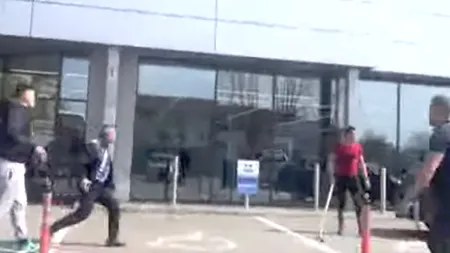 Scandal în Balș. BĂTAIE cu pistoale, săbii și lopeți în parcarea unui supermarket - VIDEO