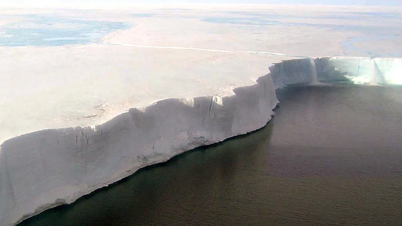 Primul iceberg care a devenit „vedetă” pe rețelele sociale s-a topit | VIDEO