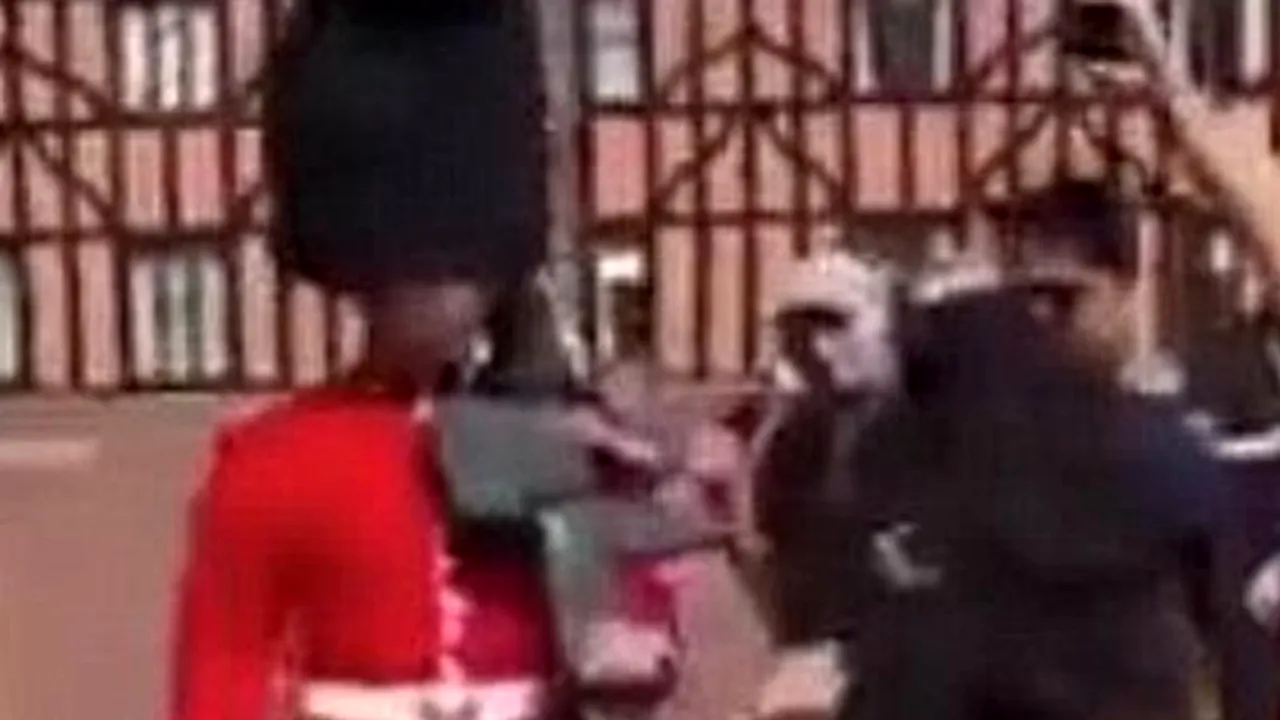 A vrut să se pozeze cu un soldat din Garda Regală britanică, dar a făcut o greșeală URIAȘĂ. Scene incredibile la Castelul Windsor