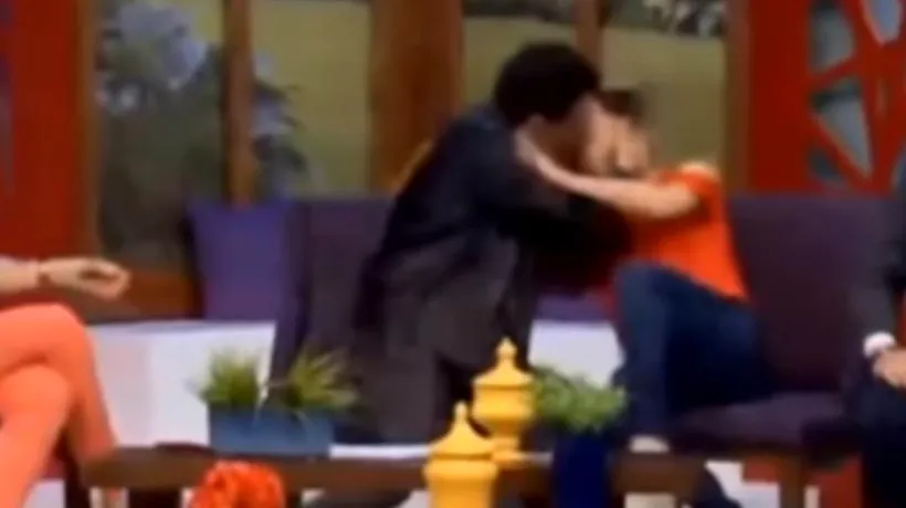 Scene incredibile în direct. Un Maestru de Ceremonii din Mexic încearcă să sărute CU FORȚA o prezentatoare de televiziune


