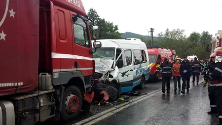 Un TIR a lovit frontal un microbuz în Hunedoara. Ce s-a întâmplat cu victimele