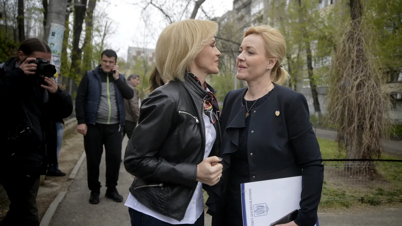 Când SE-NFIERBÂNTĂ fetele, AOLEU! Să nu stai în calea lor! Codrin Ștefănescu, despre conflictul dintre Gabriela Firea și Carmen Dan