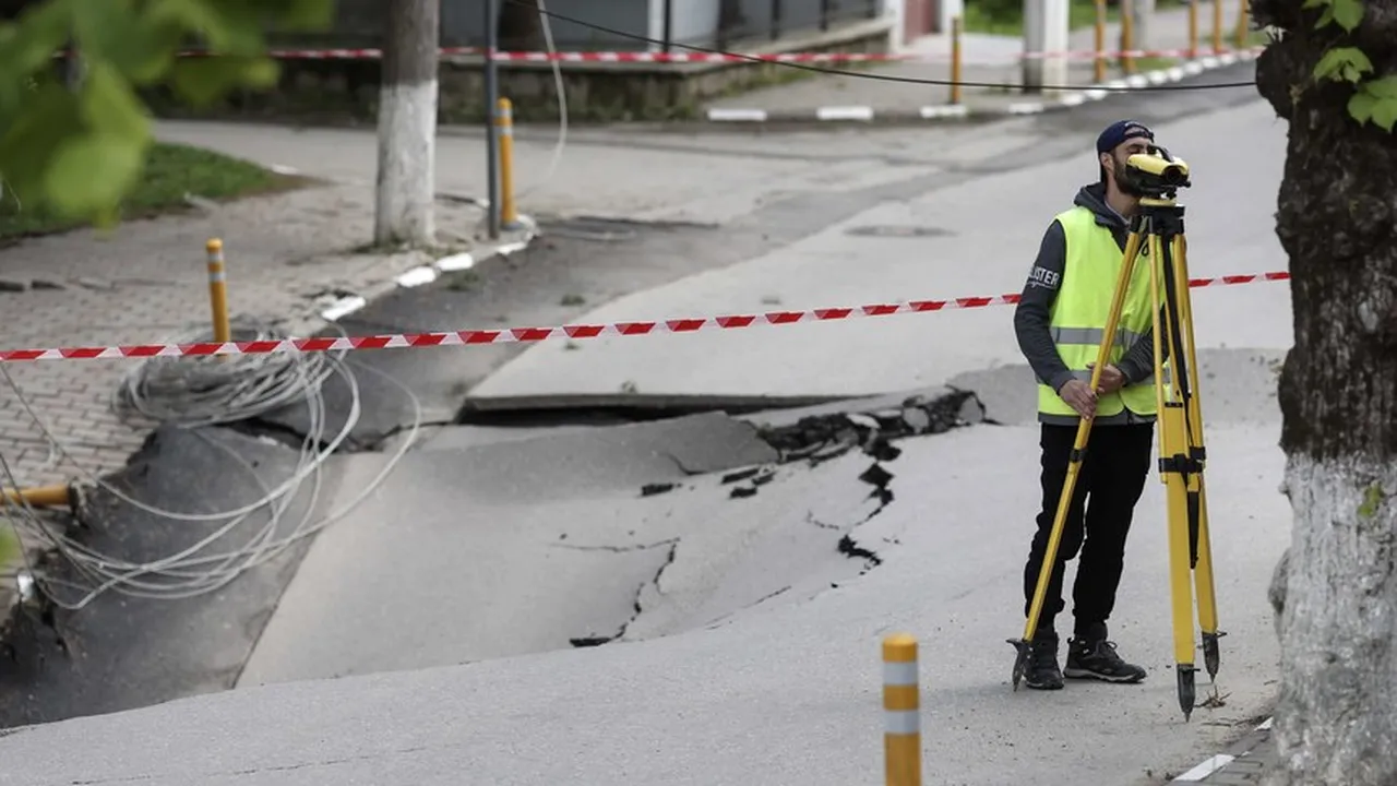 Tasarea terenului continuă la SLĂNIC Prahova. Evoluția dezastrului nu poate fi estimată. Primele concluzii, luni