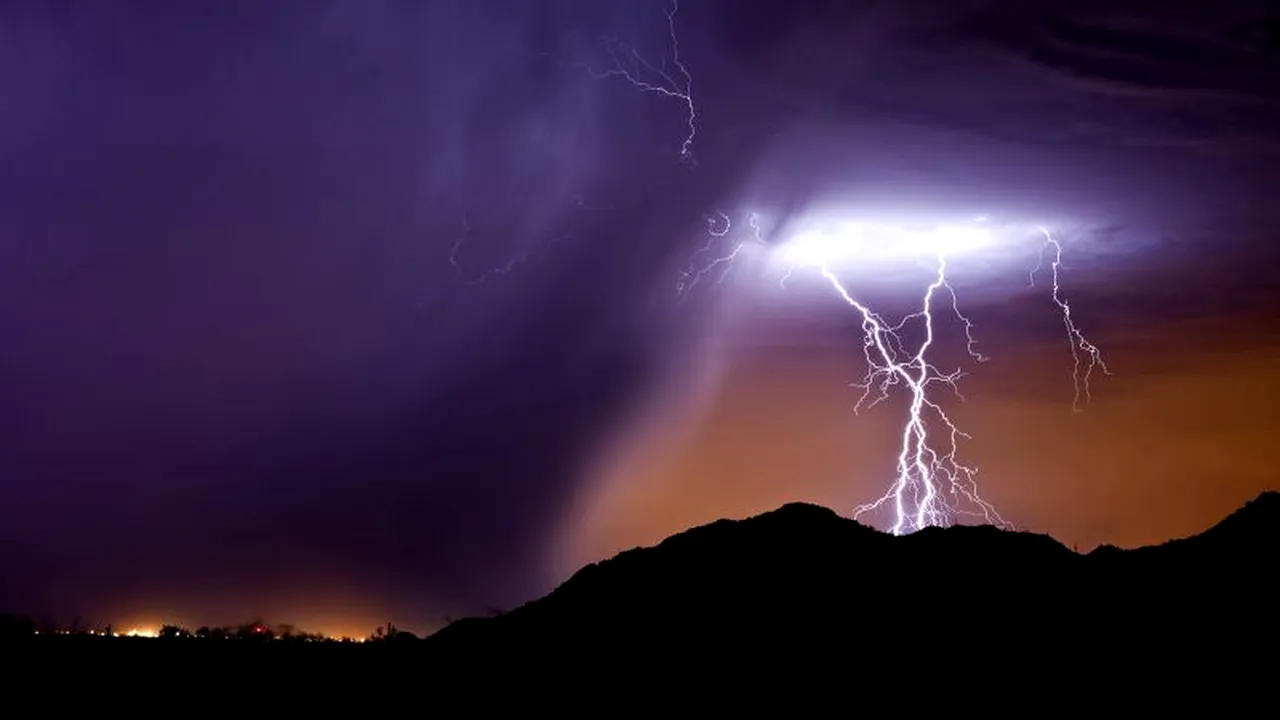 Un adolescent din Bistrița-Năsăud, aflat cu vacile pe câmp, a murit după ce a fost lovit de fulger