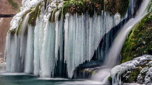 Galerie FOTO spectaculoasă cu Cascada Bigăr. Una dintre cele mai frumoase cascade din lume a înghețat