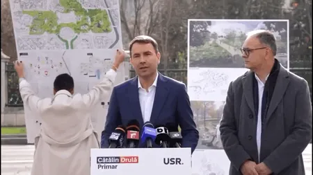 Lui Cătălin Drulă i se prăbușește programul politic la propriu. Una dintre planșele electorale a căzut peste candidatul USR în timpul unei conferințe de presă