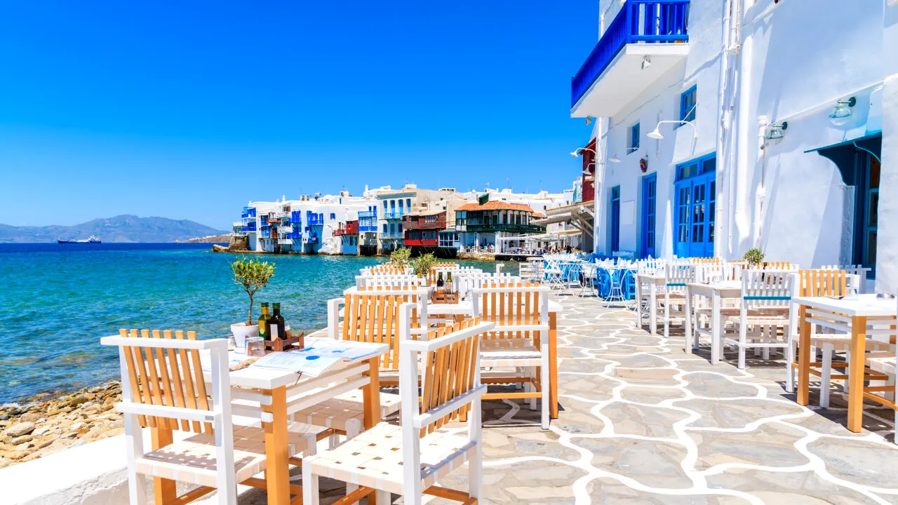 Doi turiști acuză că au fost taxați cu 876$ pentru două băuturi la un restaurant din GRECIA