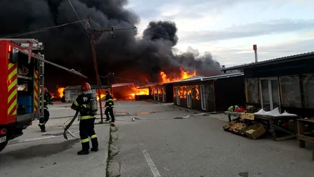 VIDEO | Incendiu puternic într-o piață din Braşov. Locuitorii din zonă au primit mesaj de avertizare prin RO-Alert