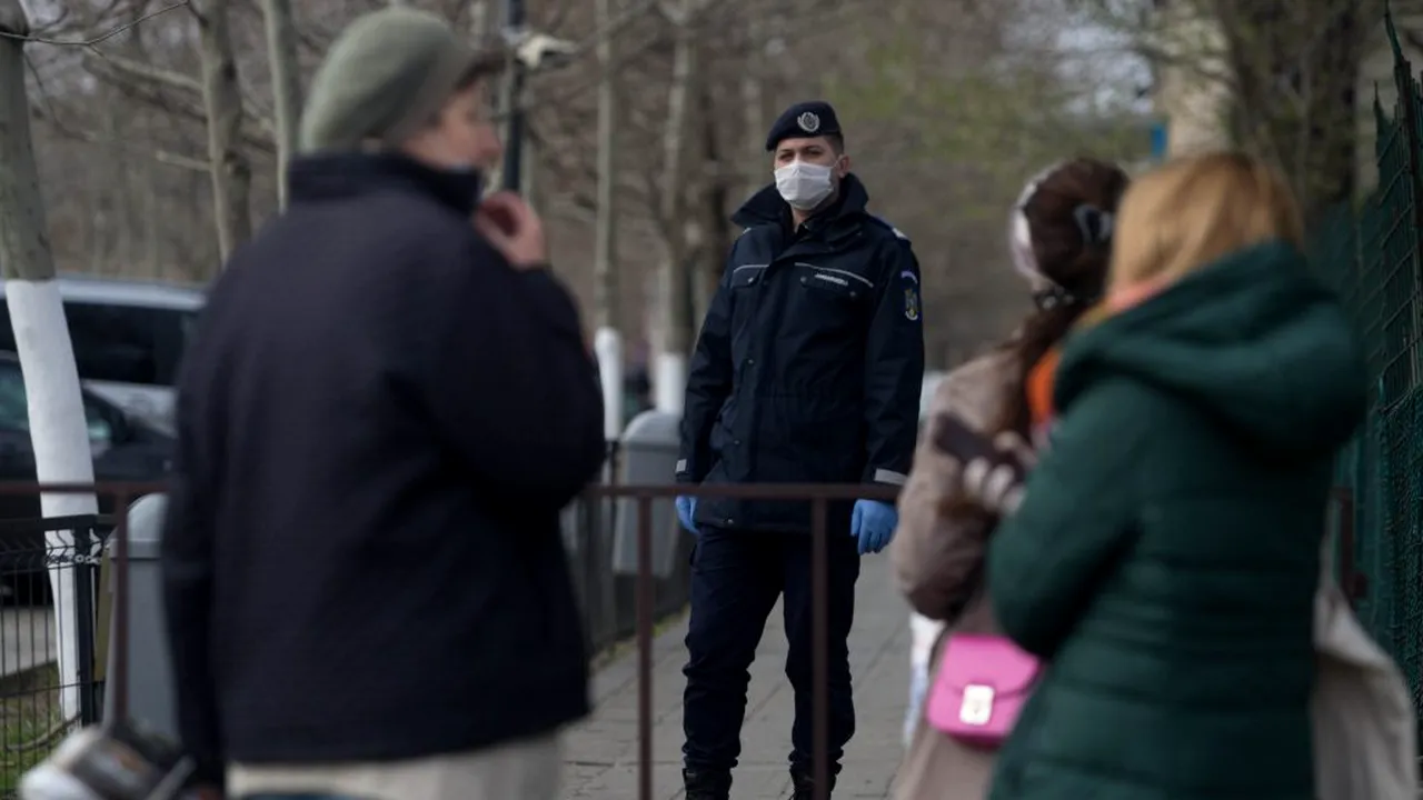 EXCLUSIV. Enoriașii, nemulțumiți că nu pot urca la slujba de la Mitropolie și sunt nevoiți să aștepte: „Ne sfidează. Virusul e fabricat în laborator”