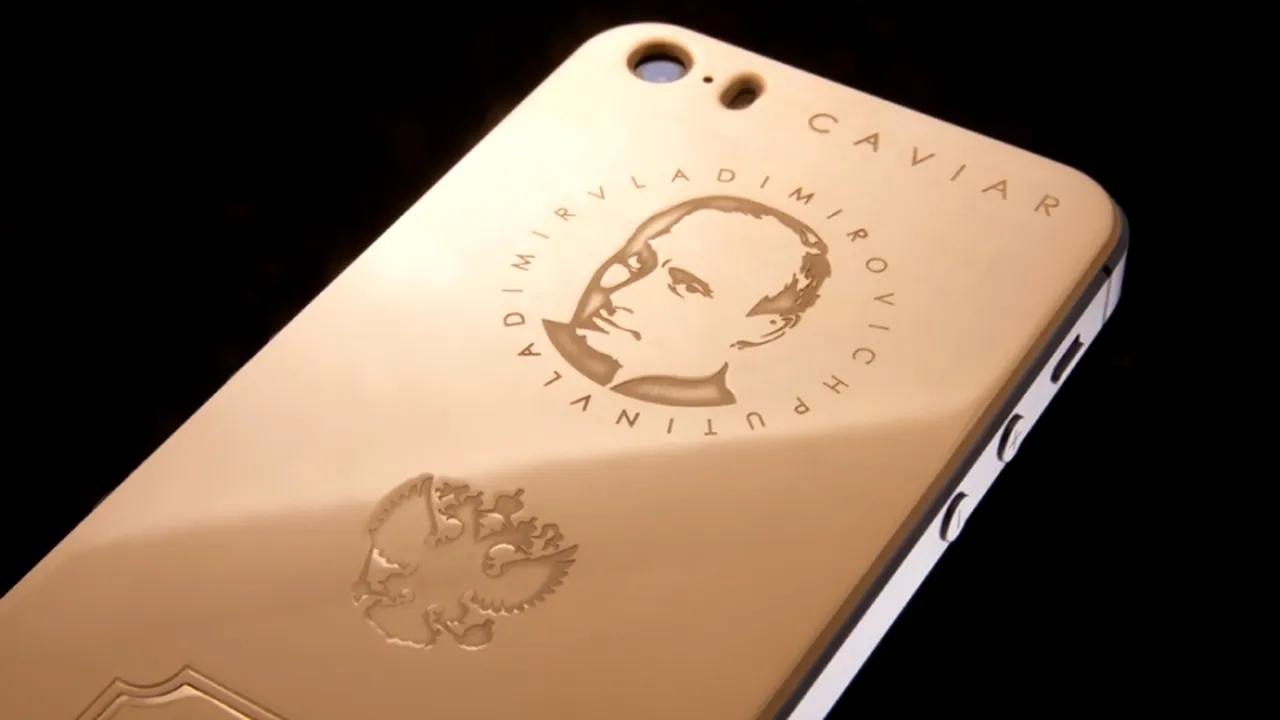 FOTO. Italienii vând iPhone-uri placate cu aur . Detaliul din imagine care îi surprinde pe mulți