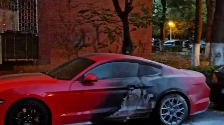 Bolid de lux incendiat în timpul nopţii, pe o stradă din București. Maşina a ars ca o torţă (FOTO)