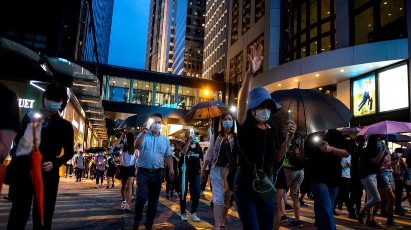 PROTESTE. Zeci de persoane arestate în timpul unor noi manifestații pro-democrație în Hong Kong
