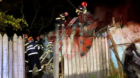 FOTO | Pompierii din Iași au găsit două persoane carbonizate într-o casă cuprinsă de flăcări, lângă sediul Inspectoratului de Poliție Județean