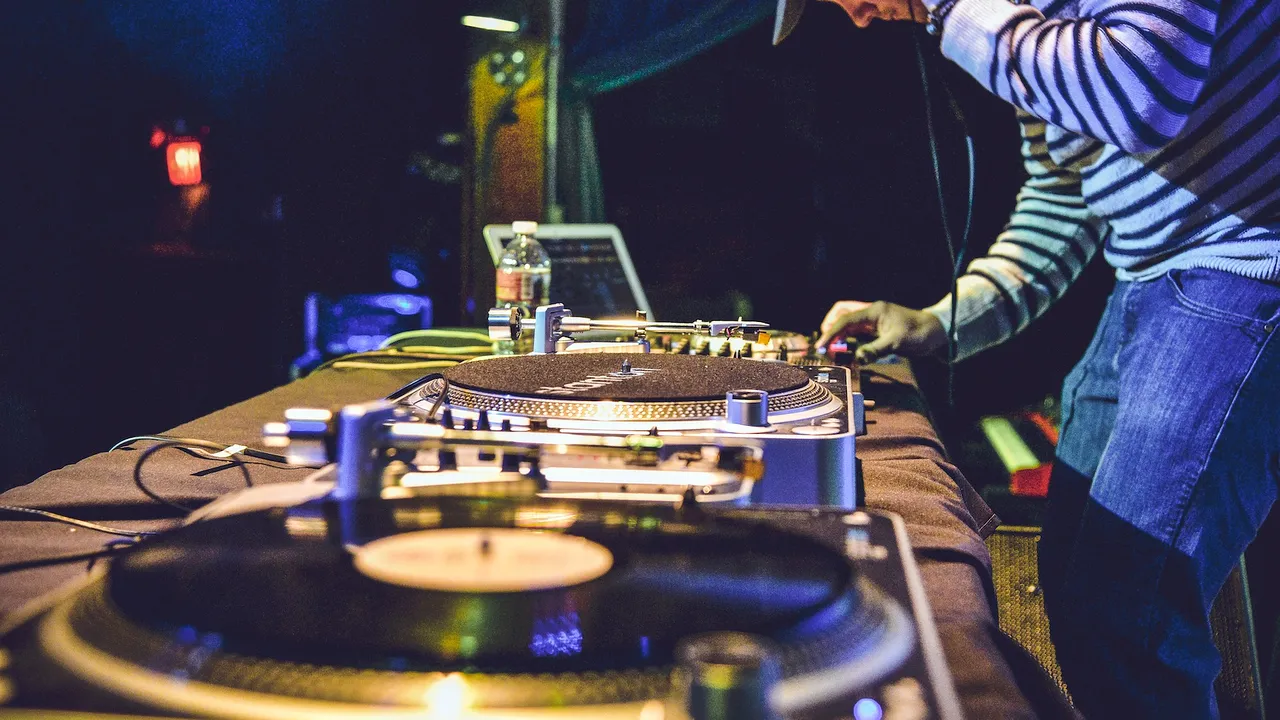 INEDIT: 30 de tineri vor fi pregătiți la prima școală gratuită de DJ din România