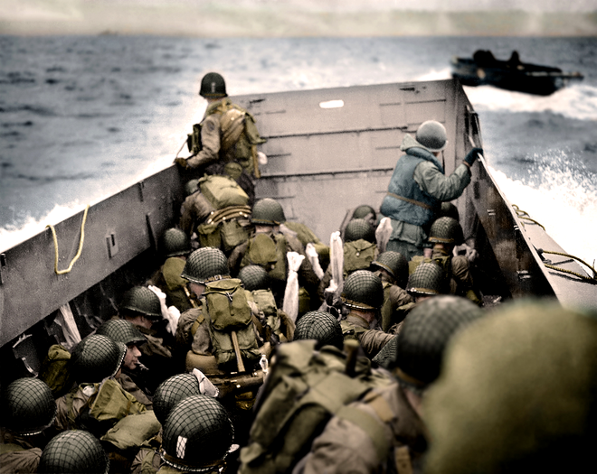 Soldați americani, înainte de debarcarea pe Omaha Beach. Sursa Foto: Profimedia 