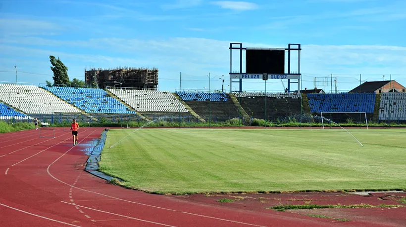Stadionul Ion Oblemenco este în paragină, după doi ani de la dezafilierea Universității Craiova. Peste tot sunt gunoaie, scaunele au fost rupte, iar în locul lor cresc arbuști