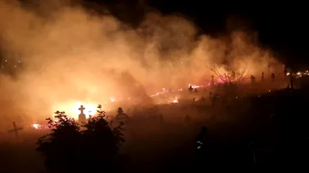 Incendiu într-un cimitir din județul Tulcea. De ce au izbucnit flăcările | VIDEO
