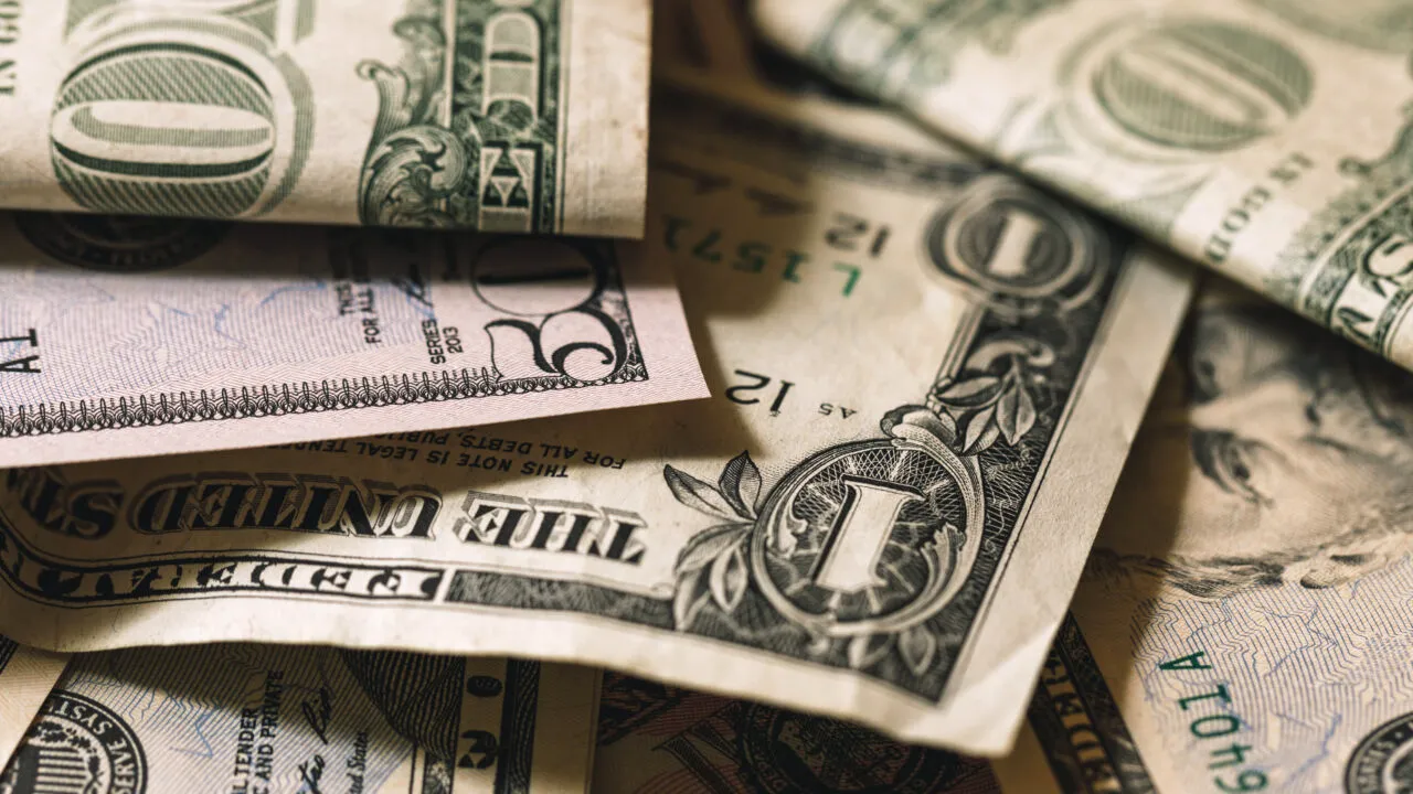 Se împlinesc 34 de ani de la redeschiderea pieței valutare din țară. Ce aveau voie să facă românii cu BANII câștigați în străinătate înainte de 1989