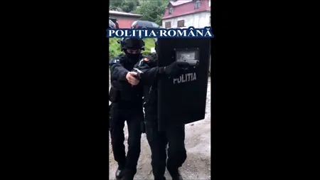VIDEO. Percheziţii la zeci de locuințe din Reşiţa. Mai multe persoane, bănuite de furt de energie electrică