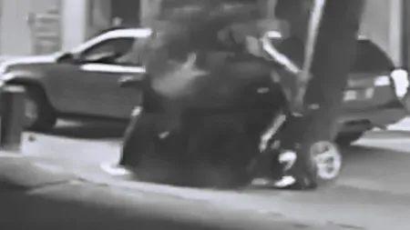 VIDEO de COȘMAR: O șoferiță s-a PRĂBUȘIT în gol de la etajul 7 al unei parcări, cu tot cu mașină 