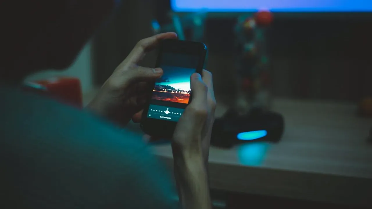 NEAȘTEPTAT. Un bărbat a murit în timpul unui video call cu nepotul său. S-a plâns de dureri înainte să se prăbușească la pământ