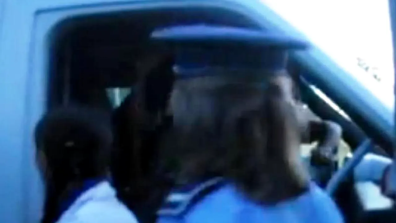 Câte persoane erau  într-un microbuz de 16 locuri care făcea o cursă în Botoșani. VIDEO