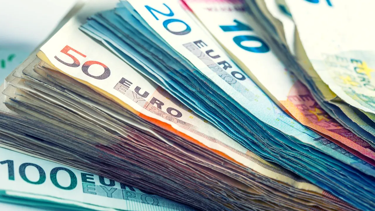 Euro s-a prăbușit peste noapte. Moneda europeană, la minimul ultimilor 20 de ani