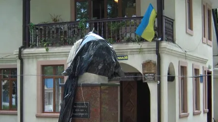 Bustul lui Mihai Eminescu, decapitat în orașul Hliboaca