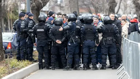 FOTO: Jandarmii au împânzit zona Arcul de Triumf din Capitală, înaintea meciului Dinamo București - Poli Timișoara
