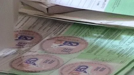 Unsprezece persoane, ridicate de polițiști după ce au eliberat polițe de asigurare false. Suspecții aveau puncte de lucru în mai multe mall-uri din București